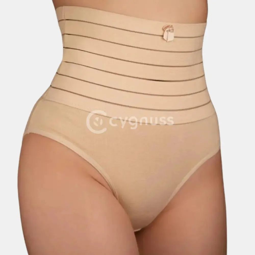 Imagem de uma mulher usando uma faja moldeadora beige con faixas de compresión horizontais. A cinta está posicionada na região abdominal, proporcionando um efeito de moldeado. O produto é de color neutra y combina con a lencería de cintura alta, con o logo da marca Cygnuss visível na parte inferior.