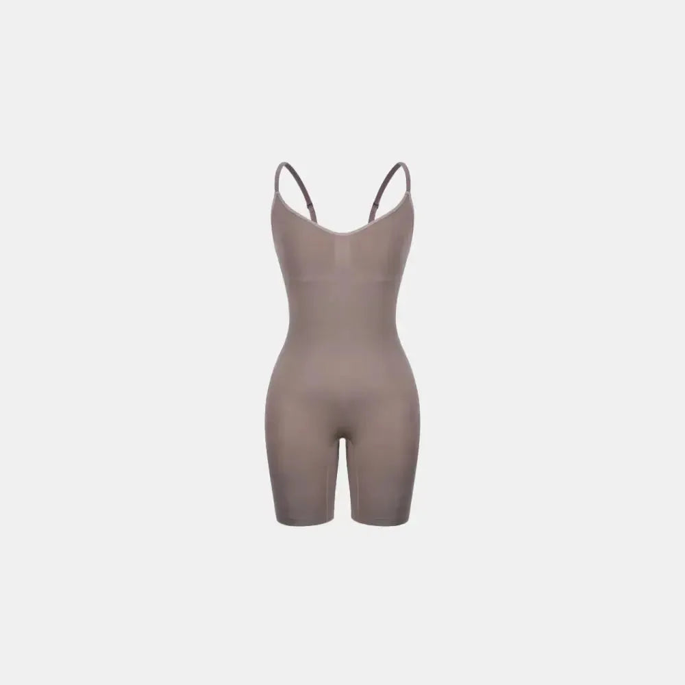 Body Elegance moldeador beige, visto da frente, destacando o formato que moldea o corpo con tirantes finas y ajuste suave, oferecendo soporte cómodo y discreto sob as roupas.