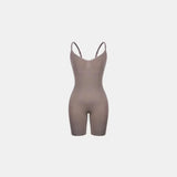 Body Elegance moldeador beige, visto da frente, destacando o formato que moldea o corpo con tirantes finas y ajuste suave, oferecendo soporte cómodo y discreto sob as roupas.