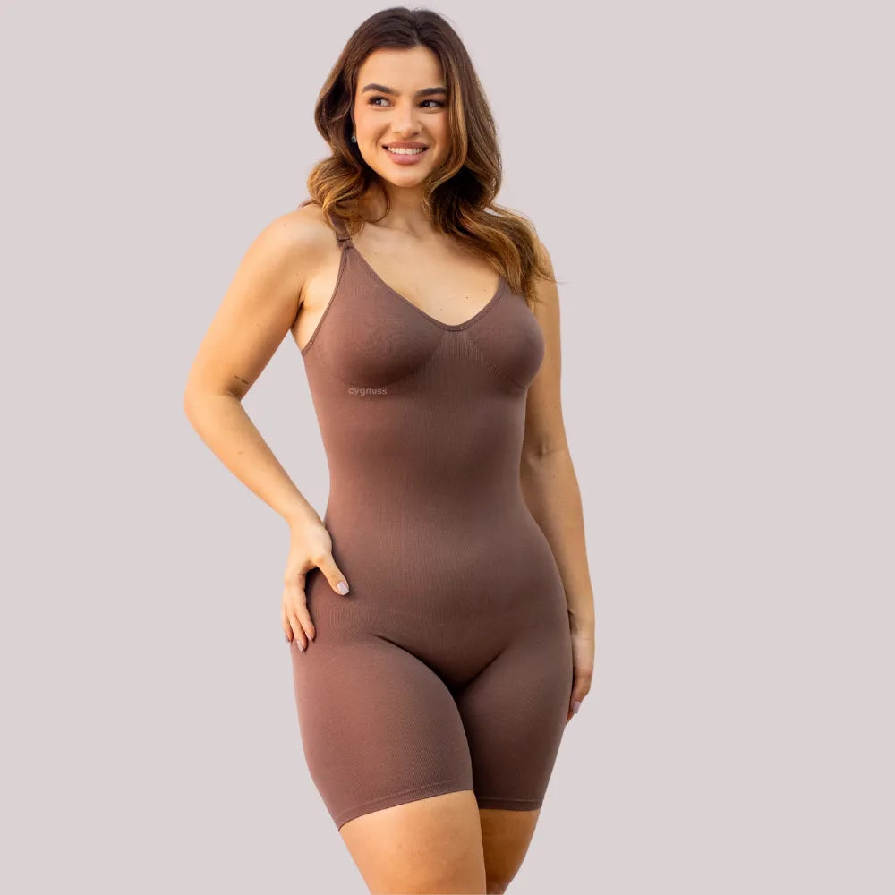 Mulher sorrindo y usando o body moldeador na color cacau. A peça, con tirantes finas y design sin costuras, proporciona comodidad y moldeado, destacando-se como uma opção elegante y cómodo.