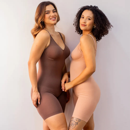 Duas mulheres usando o Body Elegance moldeador em tom marrón y tom pele. Ambas estão sorrindo y exibindo o ajuste perfecto y elegante dos bodies, con o logo da Cygnuss visível no canto superior esquerdo de ambas as peças.