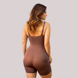 Mulher usando body moldeador em color cacau, con tirantes ajustáveis y o logo Cygnuss na parte superior das espalda. O foco está no contorno do corpo y na moldeado da peça, destacando o efeito de suavização y comodidad.