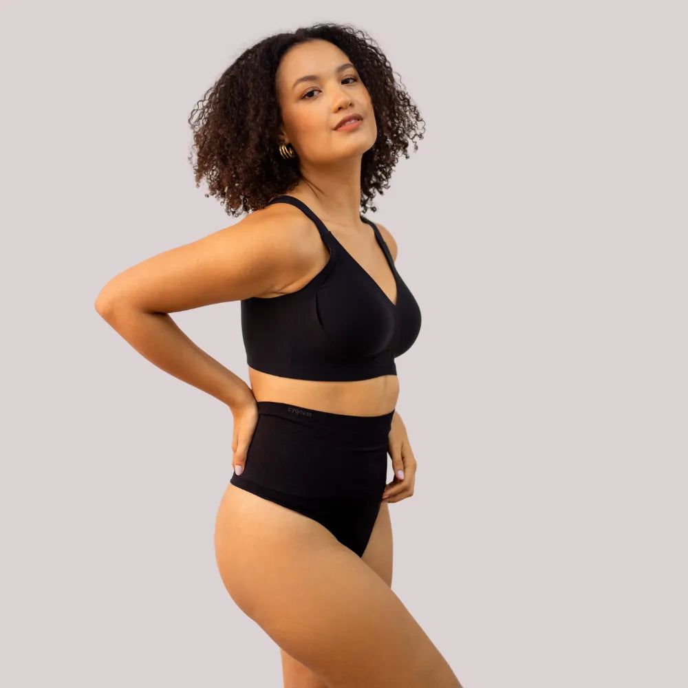 Mulher vestindo calzón moldeador pêssego fio para comodidad y sustentação, destacando estilo sofisticado y ajuste perfecto.
