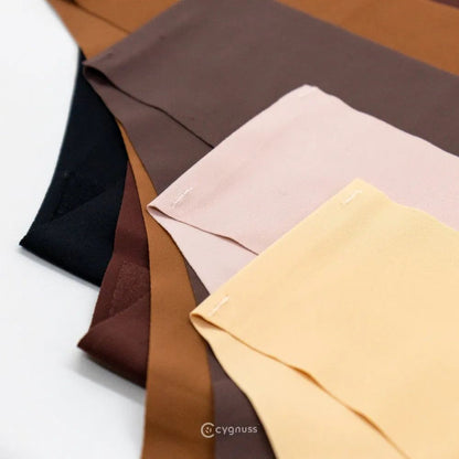 Imagem de calzones sin costuras da Cygnuss em tons neutros, incluindo negro, marrón, beige y rosado claro, dispostas sobre uma superfície clara. O foco está nos detalhes do acabamento, destacando a qualidade do corte y a costura reforçada.