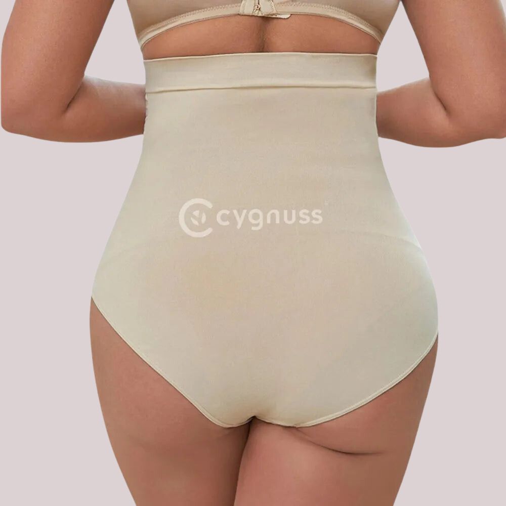Vista traseira da calzón moldeador Juliette beige da Cygnuss, evidenciando o ajuste suave ao corpo y o comodidad proporcionado pela cintura alta con faixa de silicone.