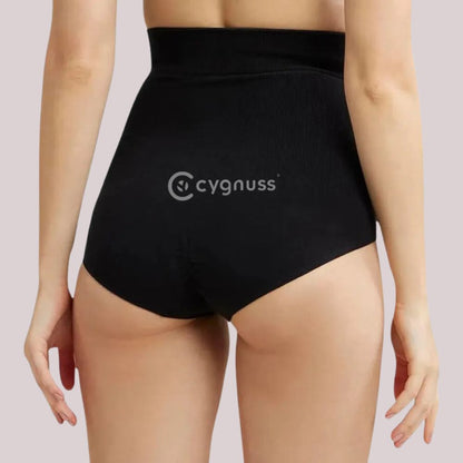 Vista traseira da calzón moldeador Juliette preta da Cygnuss, evidenciando o ajuste anatômico y o tejidos que oferece comodidad absoluto no dia a dia.