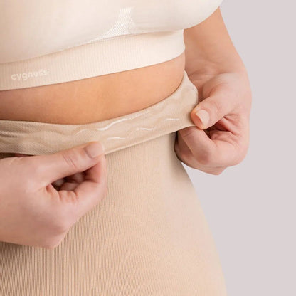 Close no detalhe da faixa de silicone da calzón moldeador Juliette beige da Cygnuss, evidenciando o acabamento interno que oferece maior sustentação y aderência à cintura.