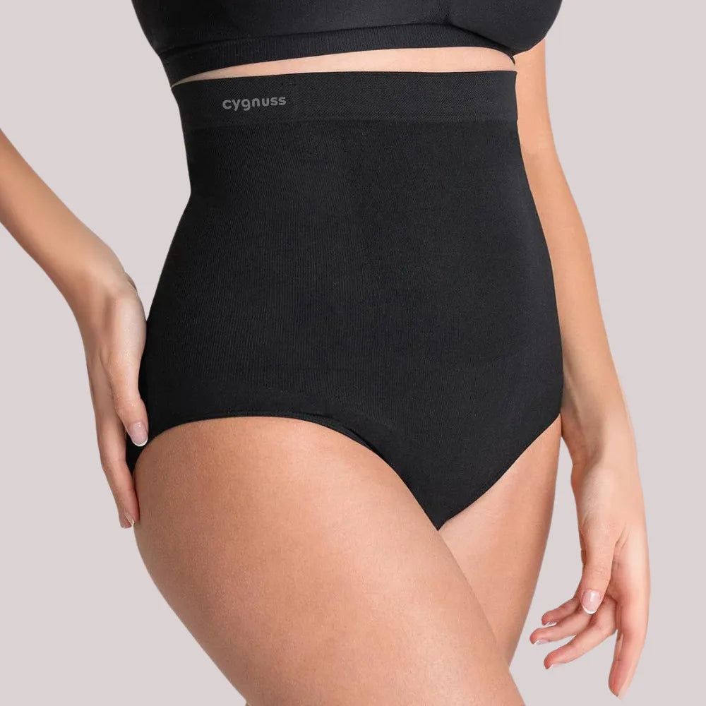 Modelo vestindo a calzón moldeador Juliette preta con faixa de silicone da Cygnuss, peça de cintura alta que moldea a silhueta con comodidad y qualidade premium.