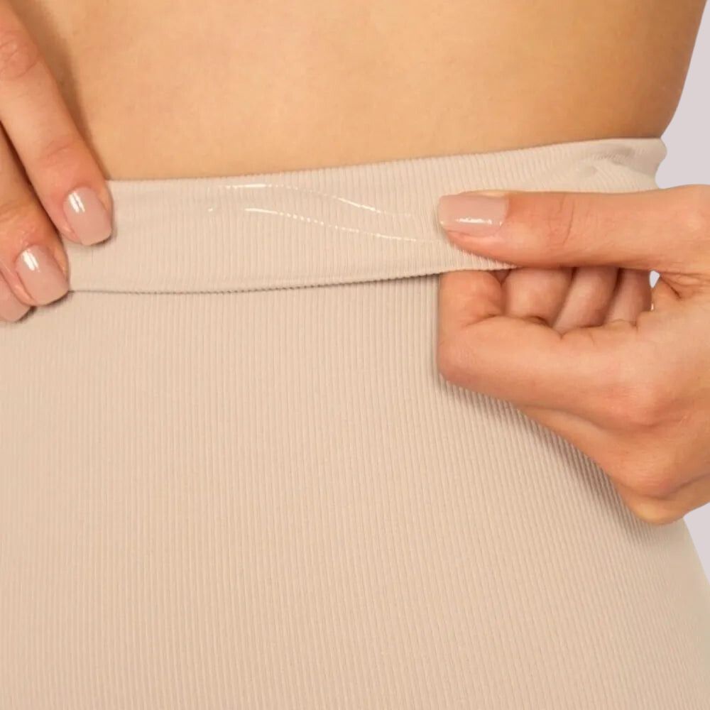 Close na faixa de silicone da calzón moldeador Juliette beige da Cygnuss, destacando o acabamento que impede o deslize do tejidos na cintura — ideal para quem busca comodidad y está aproveitando a promoção.