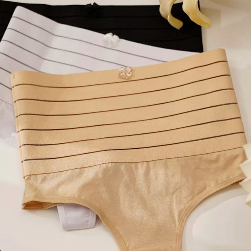 Imagem de três calzones modeladoras Model - Seca Barriga, con listras horizontais, em tons beige, blanco y negro, empilhadas uma sobre a outra. Cada peça possui uma delicada flor na faixa superior, destacando o design elegante y funcional da moldeado.