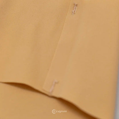 Imagem em close do acabamento de uma calzón sin costuras da Cygnuss na color caramelo. O detalhe destaca a precisão no corte y a qualidade da costura reforçada para maior durabilidade y comodidad