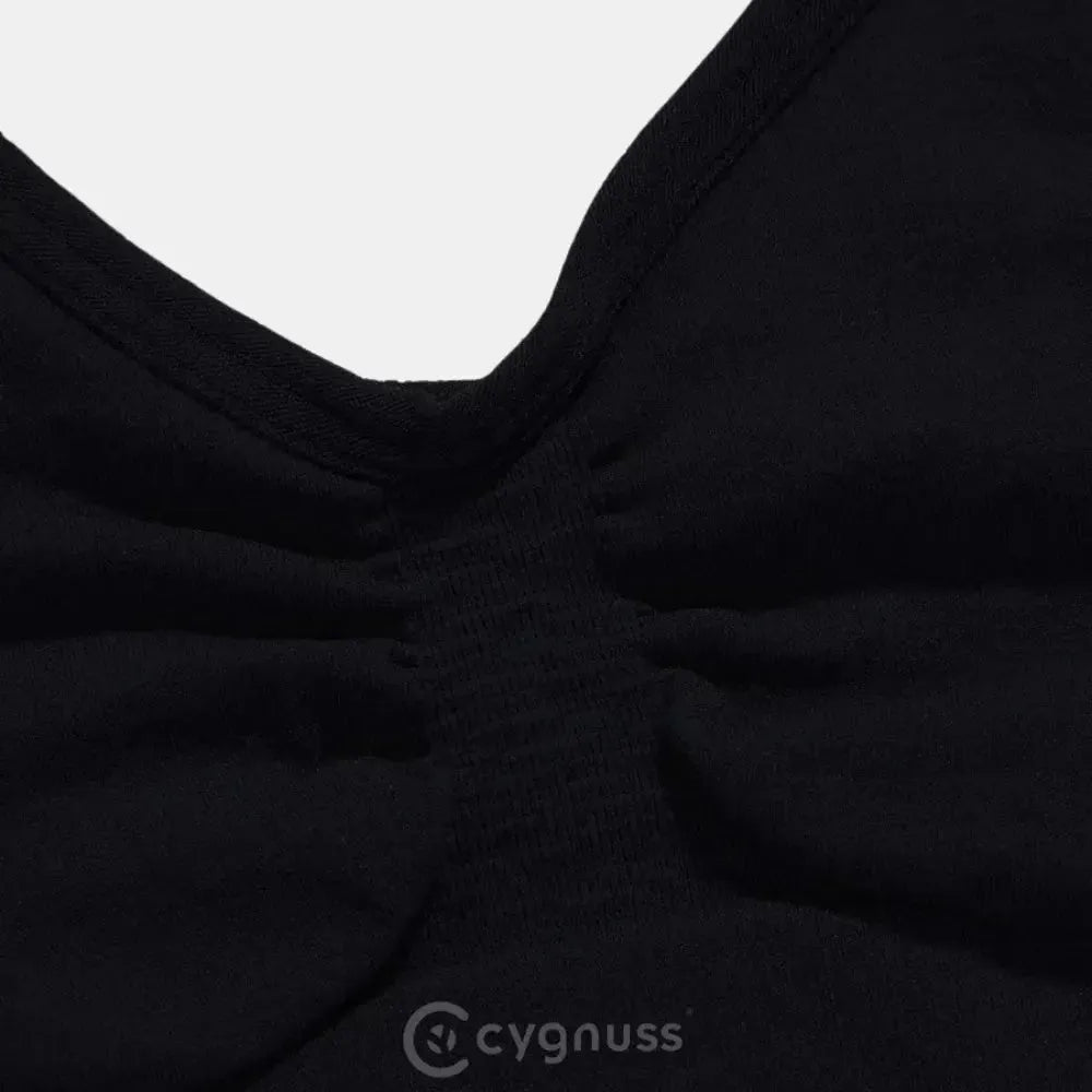 Close-up do decote do Body Elegance moldeador negro, destacando a costura franzida central que garante moldeado y comodidad ao vestir.