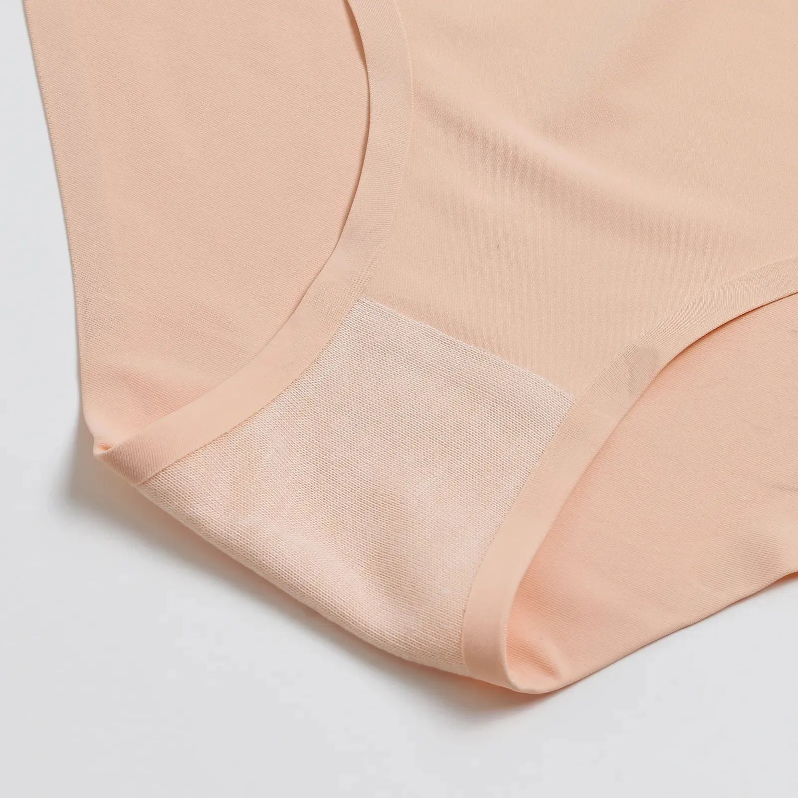 Imagem detalhada da calzón beige da Cygnuss, focando na área da virilha con um reforço em tejidos transpirable. O design sin costuras y a textura suave garantem comodidad y proteção ao longo do dia.