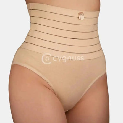 Imagem de uma mulher usando uma faja moldeadora beige con faixas de compresión horizontais. A cinta está posicionada na região abdominal, proporcionando um efeito de moldeado. O produto é de color neutra y combina con a lencería de cintura alta, con o logo da marca Cygnuss visível na parte inferior.
