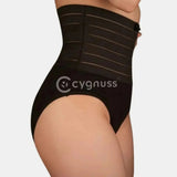 Imagem de uma mulher usando uma faja moldeadora preta con faixas de compresión. A cinta tem detalhes em linhas horizontais y a mulher a está usando con um short negro. O foco está na área da cintura, mostrando como a cinta moldea y define a silhueta.