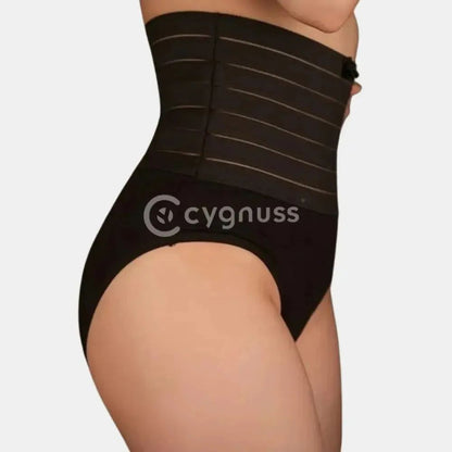 Imagem de uma mulher usando uma faja moldeadora preta con faixas de compresión. A cinta tem detalhes em linhas horizontais y a mulher a está usando con um short negro. O foco está na área da cintura, mostrando como a cinta moldea y define a silhueta.