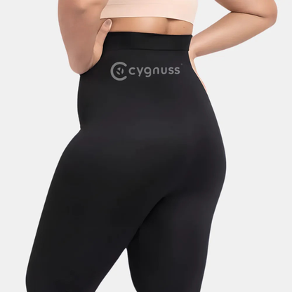 Close das espalda da Legging Jade Fit moldeador de Cós Alto na color preta, destacando o cós alto que comprime suavemente a região abdominal y o caimento justo que realza as curvas.