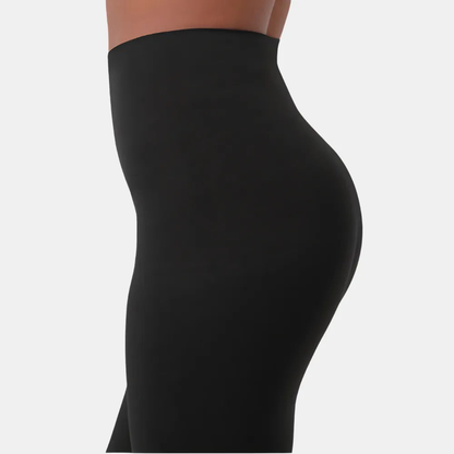 Vista lateral da Legging Jade Fit moldeador de Cós Alto na color preta, destacando o cós alto y o ajuste perfecto que realza o quadril y moldea a silhueta de forma cómodo.