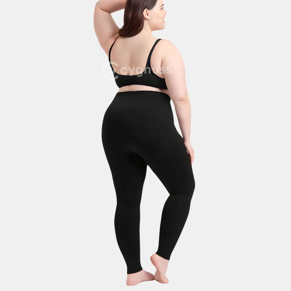 Mulher plus size de espalda usando a Legging Jade Fit moldeador de Cós Alto na color preta, con top negro, destacando o caimento anatômico, a compresión suave y o cós alto que proporciona segurança y comodidad.