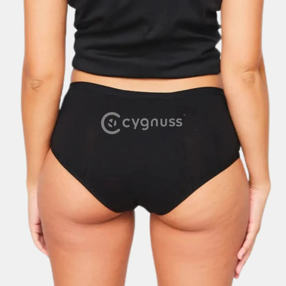 Vista traseira de uma mulher vestindo uma calzón preta de cintura alta da Cygnuss. O design proporciona maior cobertura y comodidad, ajustando-se perfeitamente ao corpo.