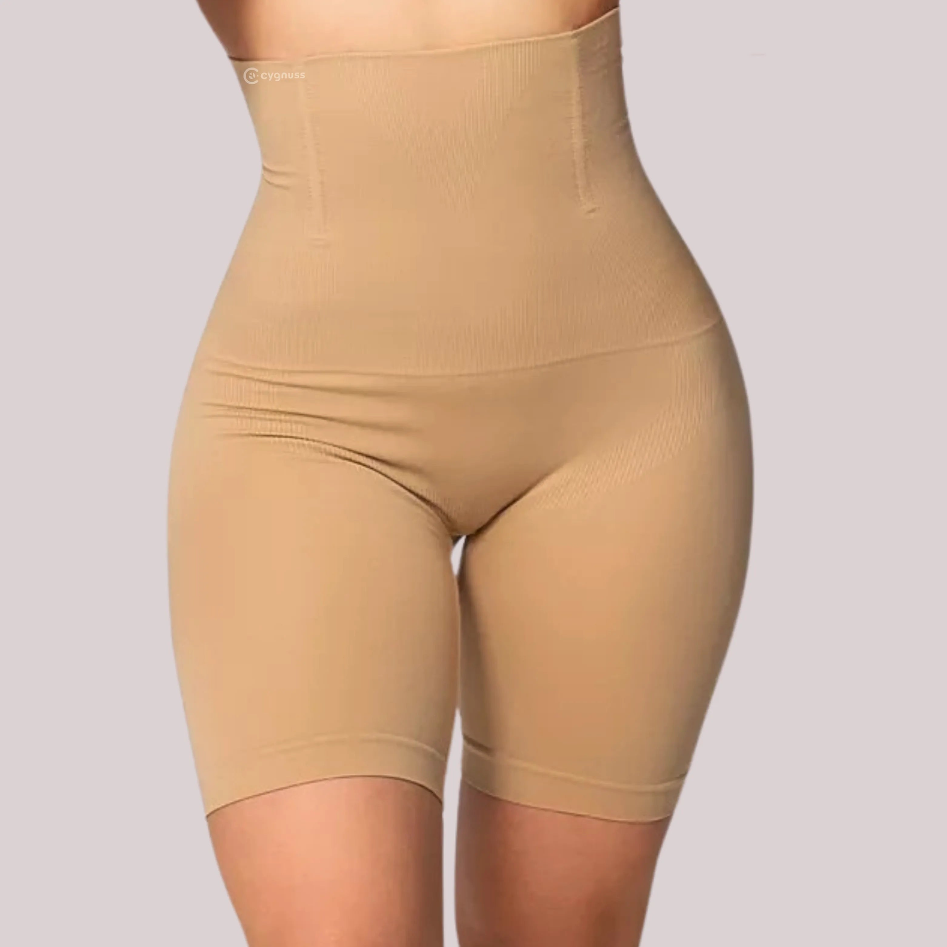 Vista frontal do Short Shape moldeador da Cygnuss na color beige, con cintura alta y compresión estratégica, realçando o bumbum con efeito lifting y acabamento anatômico nas coxas.