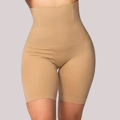 Vista frontal do Short Shape moldeador da Cygnuss na color beige, con cintura alta y compresión estratégica, realçando o bumbum con efeito lifting y acabamento anatômico nas coxas.