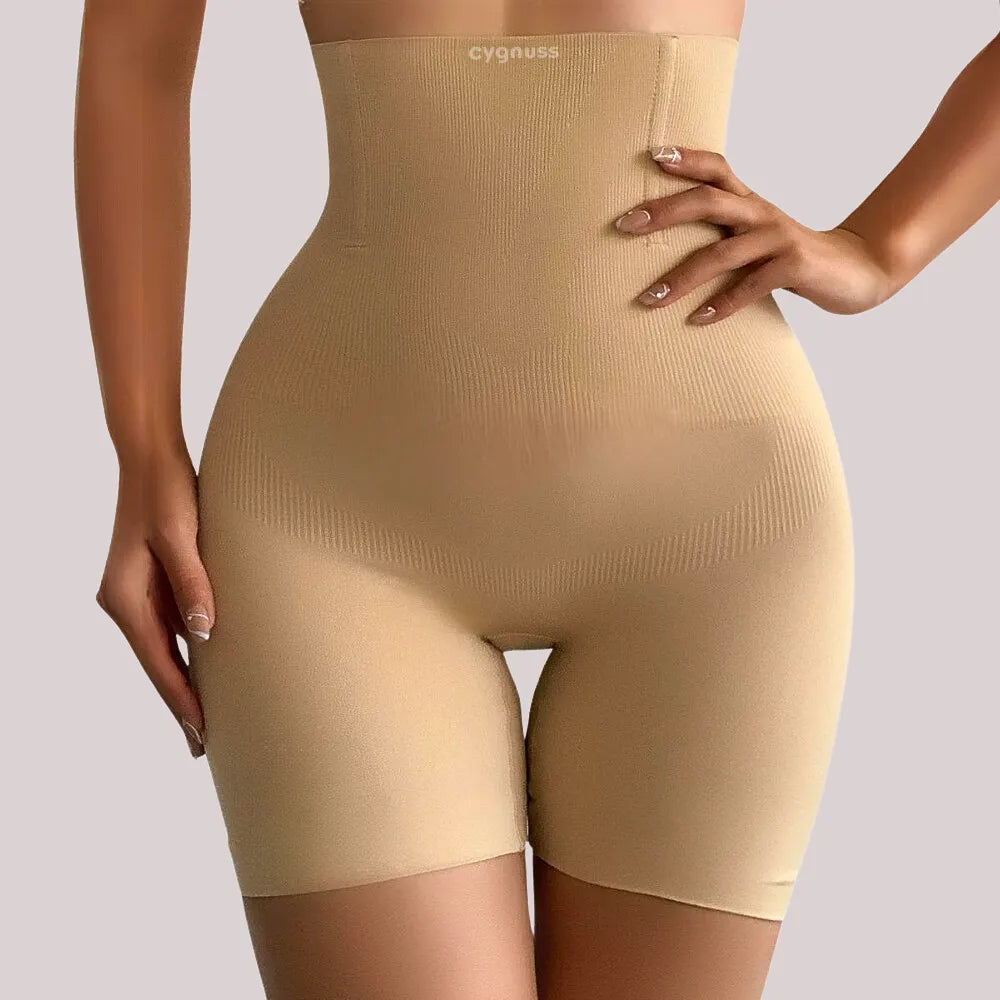 Short moldeador beige da Cygnuss con cintura alta, tejidos compressivo y acabamento sin costuras, desenhado para moldear a cintura y realzar as curvas con comodidad premium.