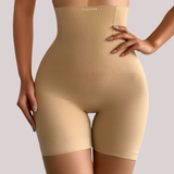 Short moldeador beige da Cygnuss con cintura alta, tejidos compressivo y acabamento sin costuras, desenhado para moldear a cintura y realzar as curvas con comodidad premium.