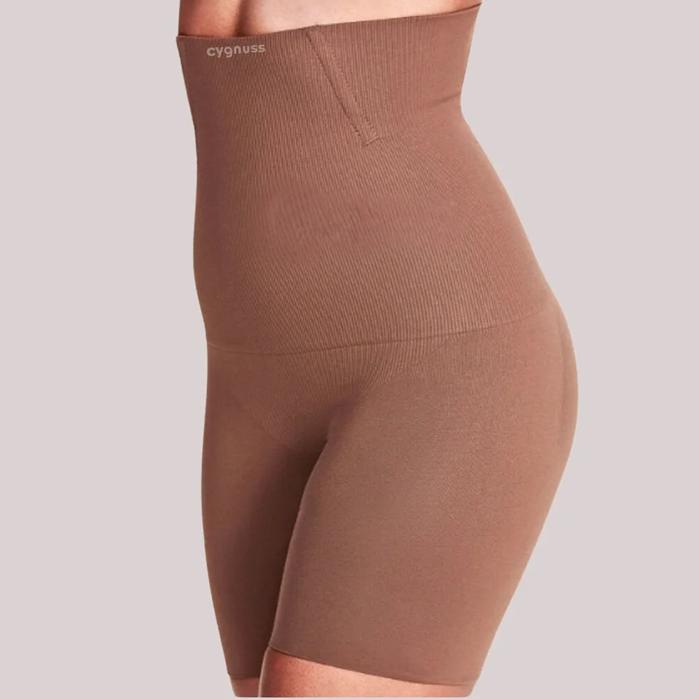 Vista lateral do Short Shape moldeador da Cygnuss na color cacau, con cintura alta y tejidos canelado, modelando a barriga y os quadris con comodidad y firmeza, ideal para uso no dia a dia.