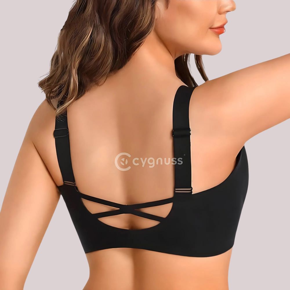 Mulher de espalda vestindo o sostén Academy na color preta, destacando as tirantes ajustáveis y o design cruzado nas espalda, que proporciona maior sustentação y estilo. O tejidos sin costuras garante comodidad y ajuste perfecto ao corpo. O logo da Cygnuss está visível no centro da imagem.