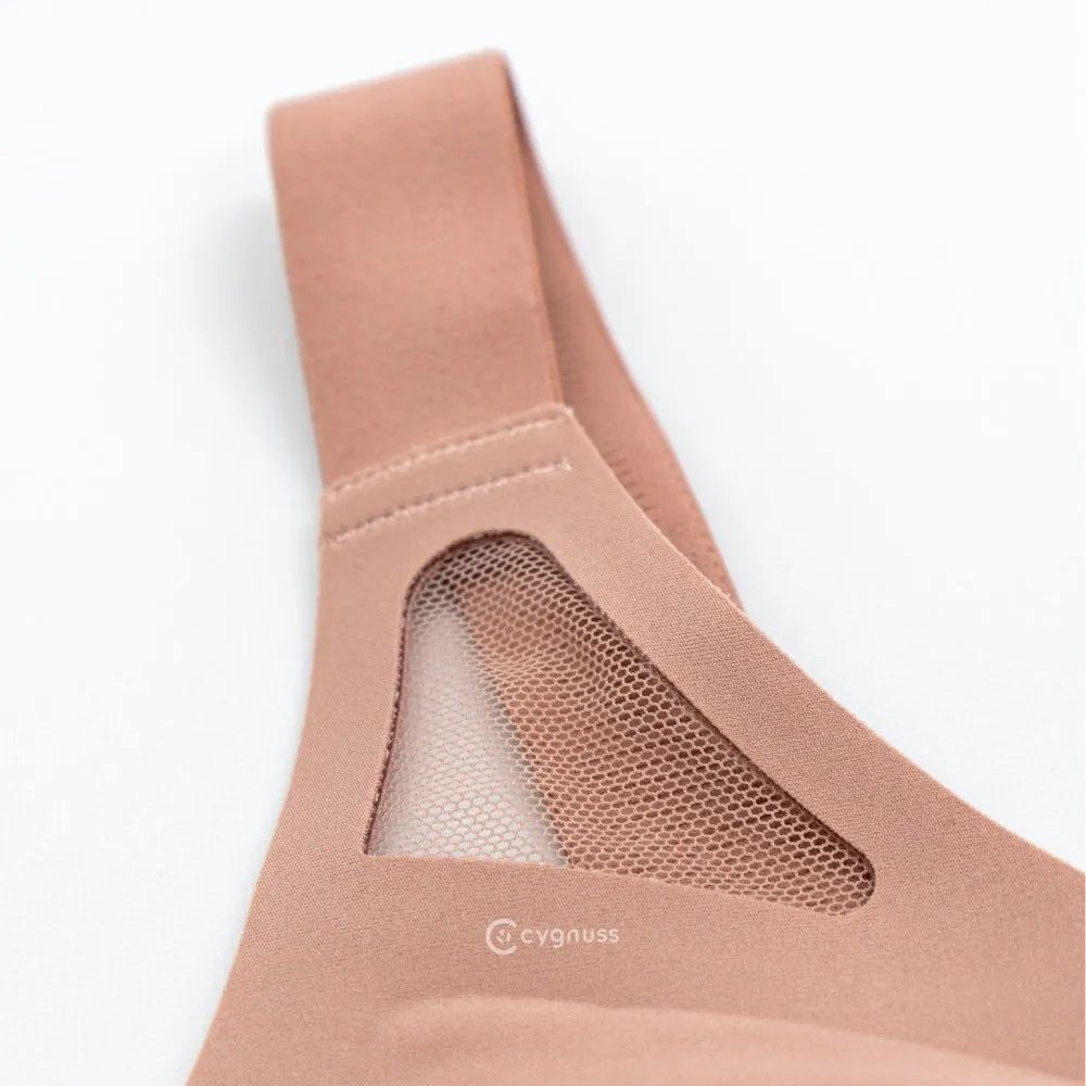 Detalhe da tirante do sostén Daily Original na color beige da Cygnuss, destacando acabamento sin costuras y recorte em tule transpirable para maior comodidad y elegância.