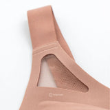 Detalhe da tirante do sostén Daily Original na color beige da Cygnuss, destacando acabamento sin costuras y recorte em tule transpirable para maior comodidad y elegância.