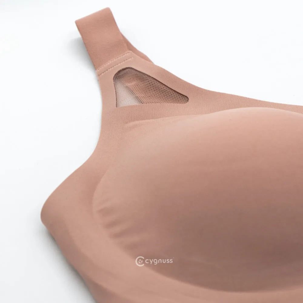 sostén Daily Original na color beige da Cygnuss, exibindo detalhes de acabamento sin costuras, relleno anatômico y recortes em tule para maior respirabilidade