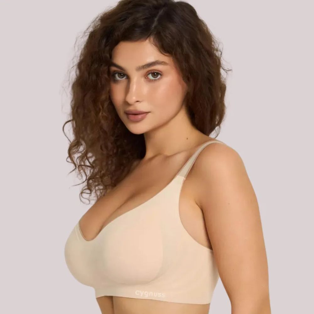 Imagem de uma modelo vestindo o sostén Daily Original Cygnuss na color beige. O design sin costuras proporciona um ajuste suave ao corpo, garantindo comodidad absoluto. As tirantes finas y estruturadas complementam a sustentação sin comprometer a leveza do tejidos. Ideal para quem busca elegância y comodidade no dia a dia.