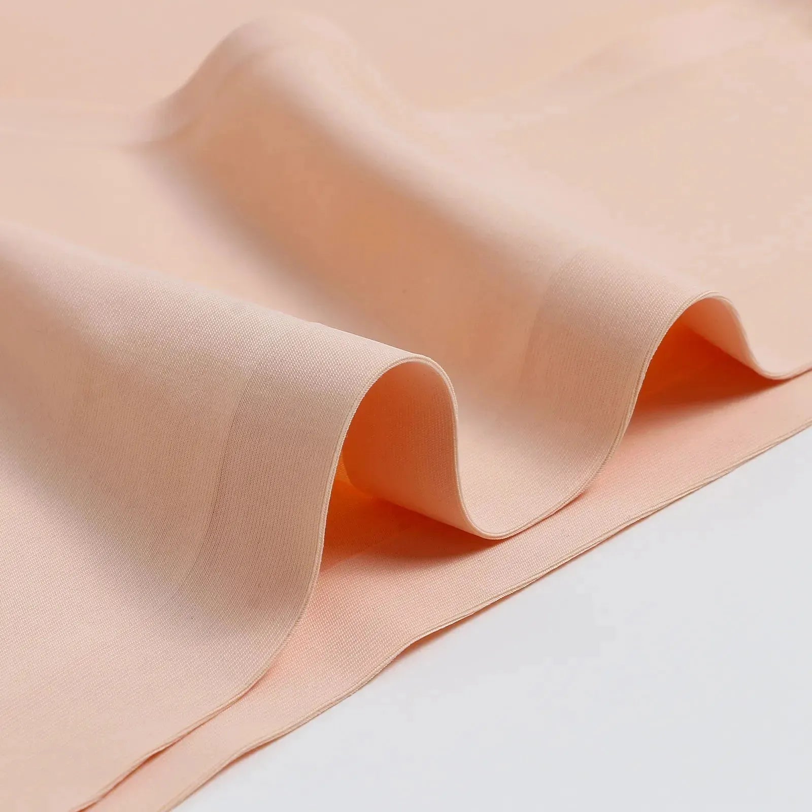 Imagem em close do tejidos beige da calzón Cygnuss, mostrando sua textura lisa y maleável. O material apresenta um acabamento suave y elástico, garantindo comodidad y adaptação ao corpo.